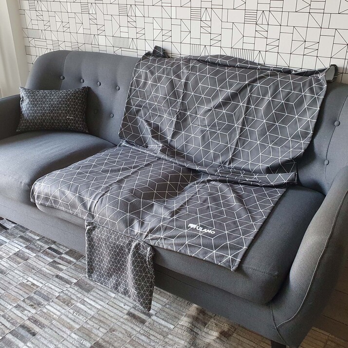 20% OFF -COMBO POCHOCLERO NUEVO! MANTA CON SOBRE + ALMOHADON - GEOMETRICO GRIS